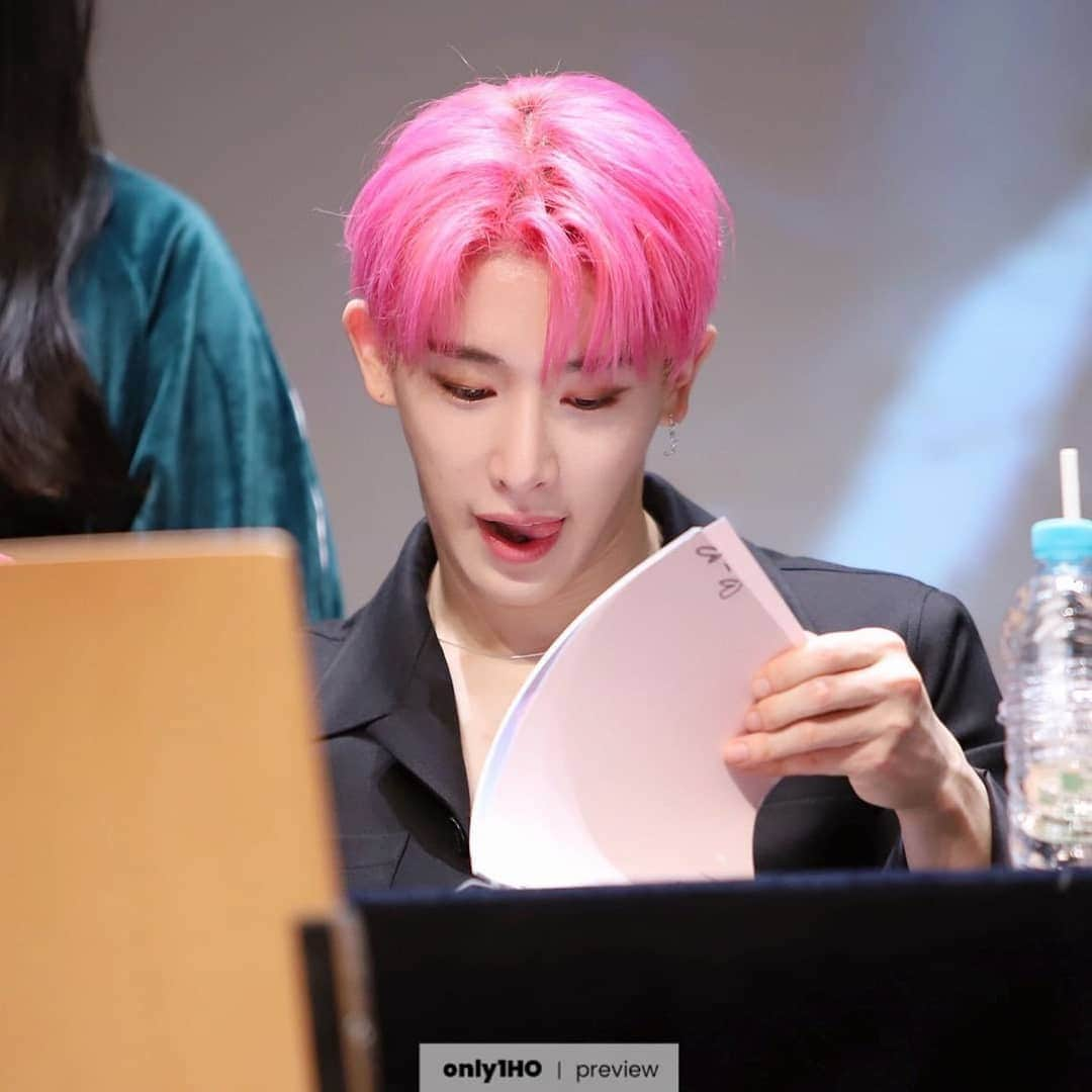 Just a girlさんのインスタグラム写真 - (Just a girlInstagram)「WONHO (MONSTA X) YEONGDEUNGPO FANSIGN 💖 @official_monsta_x . . . . . #원호 #WonHo #신호석 #ShinHoSeok #元虎 #MONSTAX #몬스타엑스 #koreanboy#monstaxwonho #wonhomonstax#kawaiiboy #kpop #스타일 #유행 #모델 #男の子 #귀엽다 #소년  #ファッション #スタイル #モデル #リンド #셀카 #셀피 #인친 #스타일 #셀스타그램#얼스타그램 #데일  #yeongdeungpo」3月29日 23時37分 - cecithegirl