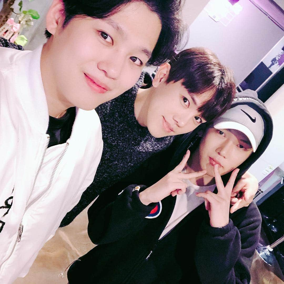 ジウクさんのインスタグラム写真 - (ジウクInstagram)「오랜만이지요👋 #정균 @unfinished__j2k  #병화 @bigflo_ron  #지욱」3月29日 23時44分 - realxxzxuk