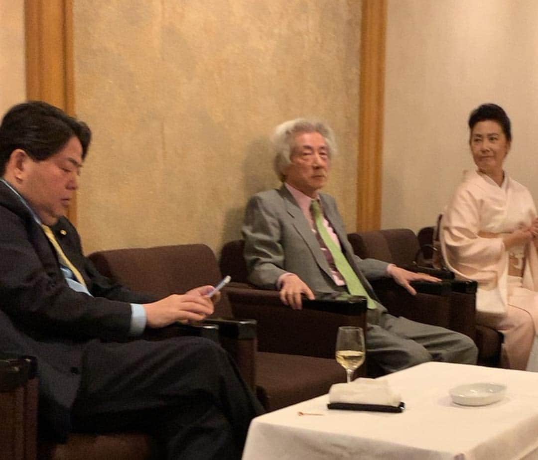 松尾貴史さんのインスタグラム写真 - (松尾貴史Instagram)「#日本ソムリエ協会 #50周年 感謝の宴。  開宴前の控え室で、#小泉純一郎 元総理と、#林芳正 前文科大臣と映画の話で盛り上がり。 元総理から、#毎日新聞 読んでるよ、と言われ少し焦り、「自民党に辛い事を書いていますが」と言うと、「いい事書いてるじゃない」と褒められて狼狽。本心かどうかは分からねど。  ソムリエ協会50年の歩みをまとめた映像のナレーションを担当しました。 いずれ、協会のサイトでご覧頂けると思います。」3月29日 23時45分 - kitsch.matsuo
