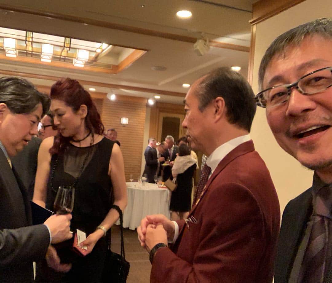 松尾貴史さんのインスタグラム写真 - (松尾貴史Instagram)「#日本ソムリエ協会 #50周年 感謝の宴。  開宴前の控え室で、#小泉純一郎 元総理と、#林芳正 前文科大臣と映画の話で盛り上がり。 元総理から、#毎日新聞 読んでるよ、と言われ少し焦り、「自民党に辛い事を書いていますが」と言うと、「いい事書いてるじゃない」と褒められて狼狽。本心かどうかは分からねど。  ソムリエ協会50年の歩みをまとめた映像のナレーションを担当しました。 いずれ、協会のサイトでご覧頂けると思います。」3月29日 23時45分 - kitsch.matsuo