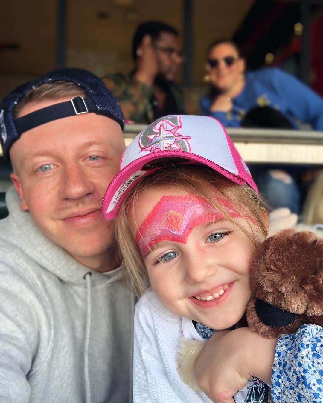 People Magazineさんのインスタグラム写真 - (People MagazineInstagram)「#Macklemore and his little girl spent some quality daddy-daughter time cheering on the #Mariners on #OpeningDay! ⚾️ | #Regram @macklemore」3月29日 23時48分 - people