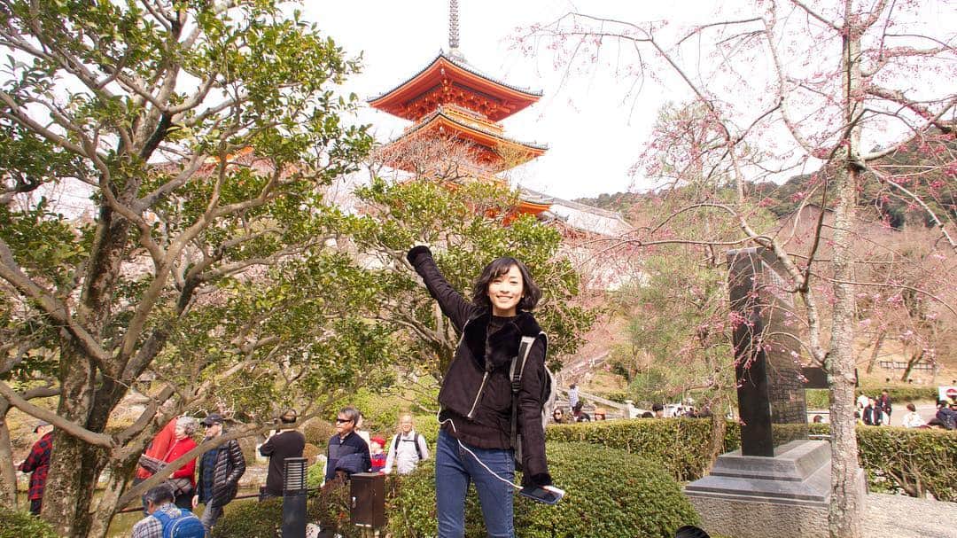 北山由里さんのインスタグラム写真 - (北山由里Instagram)「家族と一緒に京都へ🌸 ・ 小学校の修学旅行ぶりの清水寺は、また見応えがありました。 ・ 大人になったなぁ… ・ 京都ポケ活の模様は本日の動画で🙇‍♀️ ・ ・ Photo by 父 ・ ・ #kyoto  #京都 #清水寺」3月29日 23時57分 - yuri_kitayama_