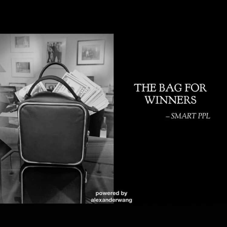 アレキサンダー・ワンさんのインスタグラム写真 - (アレキサンダー・ワンInstagram)「PSA ^ -  #TGIF with the Halo handbag in black. - Rg @alexwangny」3月29日 23時58分 - alexanderwangny