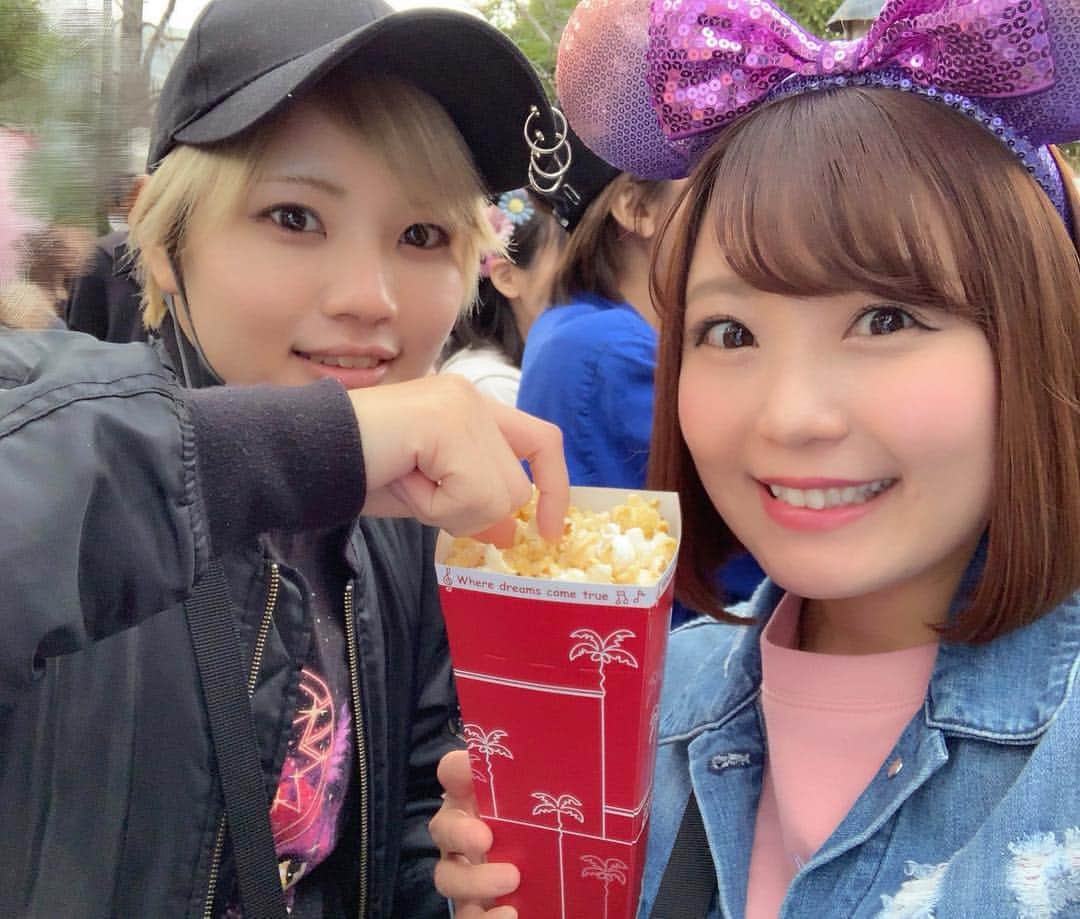 のインスタグラム：「Honey popcorn🍿💕💕💕 #Disney #Disneyland #TokyoDisneyland #TDL #東京ディズニーランド #honeypopcorn #popcorn #ポップコーン #snack #sweets #スイーツ女子 #アラサー女子 #photooftheday #JAPAN #japanesesweets #japanesegirl #avex #avexmanagement #instagood #followme #才原茉莉乃 #ricashima #嶋梨夏」