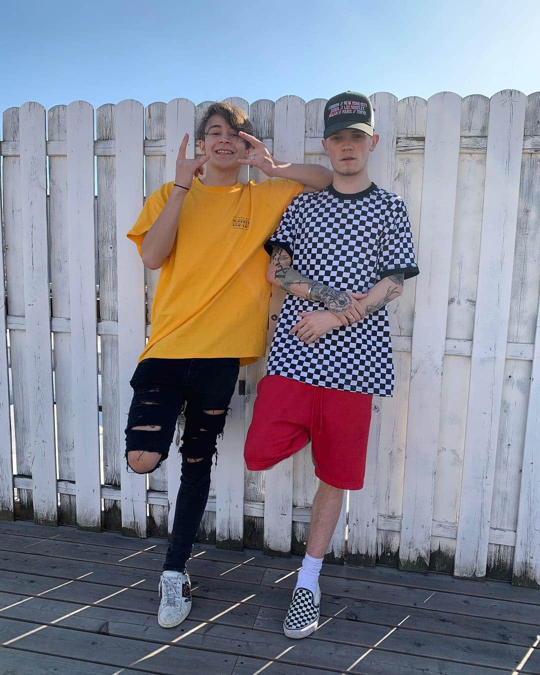 Bars and Melodyさんのインスタグラム写真 - (Bars and MelodyInstagram)「charlies teachin me how to handstand, never did it before but its fun.  Zurich gonna be so fun today!😻」3月29日 23時54分 - barsandmelody