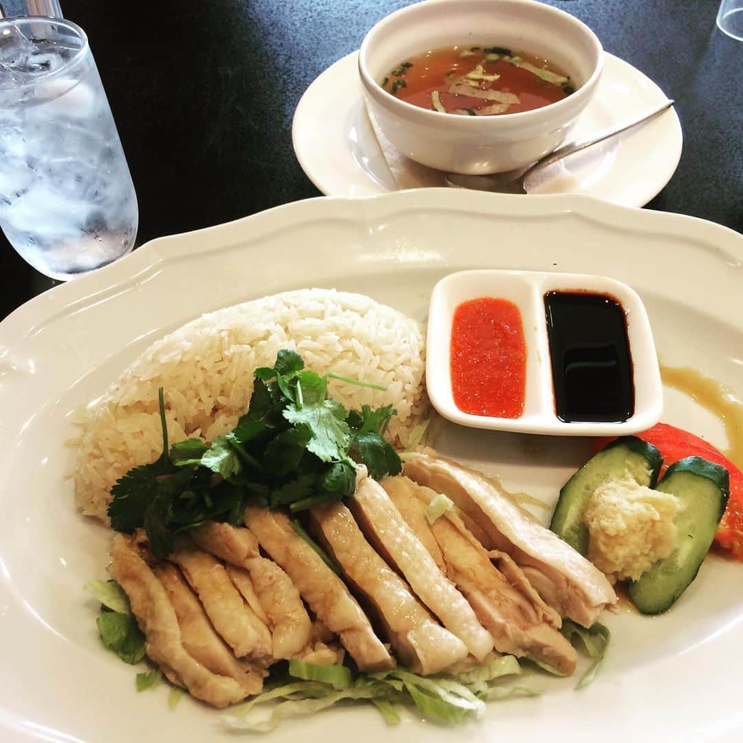 澤田百合亜さんのインスタグラム写真 - (澤田百合亜Instagram)「長崎旅行 食事編  こんばんは。次は食事編です。 1日目は羽田空港のレストランにてカオマンガイを食べました。 断然ピリ辛ソースにつけて食べるのが美味しかったし、タイ米にも味がしっかり付いていておいしかったです。スープは鶏ガラが効いていたけど味は薄めだったかな。  長崎初日の夕飯はミルクセーキ発祥らしいツル茶んに。 トルコライスも食べました。量が多いので男性にオススメ。 私は真正トルコライスというラム肉の乗ったトルコライスにしました。 ラム肉は臭みもなく、柔らかかったです。スパゲティとチャーハン、ラム肉というごちゃ混ぜ感、これが長崎らしいそうです。 ミルクセーキも美味しかった！！ さっぱりしてるけど練乳のもったり感がまた癖になります。シンプルな味だけど、とても深い味でした。 2日目の朝食はにっしょうかんさんのバイキング。 トマトジュースがあったのが個人的にポイント非常に高い。トマトジュース大好き人間としてはとても嬉しい朝食の時間でした。 景色もまた良かった。 稲佐山や下の風景を見ながら食べるご飯は格別でした。控えめに言って、優越感。肉じゃがも美味しかった。味は甘め。 朝食は漫画家で友達の鶴吉繪理ちゃんからオススメしてもらった江山楼に行ってきました。 めっちゃ並んでました。人気のお店だそうです。極上ちゃんぽんを食べました。しっかり魚介の味のコクのある、風味あるスープと沢山いろんな具材が入ってて面白かったです。何気にちゃんぽん初でした。 夕飯はレモンステーキを食べました。 長崎駅の上にあるレストランにて食べました。 本場ではないんだろうなぁと思いながら食べましたが、お肉がとっっても柔らかくて肉汁と絡むレモンのさっぱりさがクセになりますね。とっても美味しかった！！ 3日目はタイミングがなくて夕飯のみになってしまったけど、ゆめタウンで食べたハンバーグ。多分全国チェーン展開してるハンバーグ屋さんだと思います。横浜でも食べた気がする。ふつうにおいしい。  食事はこんな感じです。 是非長崎に行く際はツル茶ん、江山楼をお勧めします。 あとは、タクシーの運転手さんにリンガーハットの食べ比べも面白いよ。と情報もらったので、食べ比べもいいかもしれません。 長崎旅行する前に一回地元のリンガーハット食べてから長崎のリンガーハットに行くと良いとのことでした！  #リンガーハット #ちゃんぽん #江山楼 #ツル茶ん #長崎 #長崎県 #羽田空港 #朝食 #バイキング #カオマンガイ #ミルクセーキ #トルコライス #真正トルコライス #レモンステーキ #長崎旅行 #長崎グルメ #長崎観光 #長崎よかスタグラム2019  #japanesegirl #japan #japanese #japanesefood #japantrip #trip #ひとり旅 #女子旅 #旅」3月29日 23時54分 - yuria1991