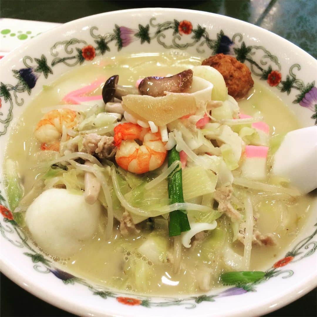 澤田百合亜さんのインスタグラム写真 - (澤田百合亜Instagram)「長崎旅行 食事編  こんばんは。次は食事編です。 1日目は羽田空港のレストランにてカオマンガイを食べました。 断然ピリ辛ソースにつけて食べるのが美味しかったし、タイ米にも味がしっかり付いていておいしかったです。スープは鶏ガラが効いていたけど味は薄めだったかな。  長崎初日の夕飯はミルクセーキ発祥らしいツル茶んに。 トルコライスも食べました。量が多いので男性にオススメ。 私は真正トルコライスというラム肉の乗ったトルコライスにしました。 ラム肉は臭みもなく、柔らかかったです。スパゲティとチャーハン、ラム肉というごちゃ混ぜ感、これが長崎らしいそうです。 ミルクセーキも美味しかった！！ さっぱりしてるけど練乳のもったり感がまた癖になります。シンプルな味だけど、とても深い味でした。 2日目の朝食はにっしょうかんさんのバイキング。 トマトジュースがあったのが個人的にポイント非常に高い。トマトジュース大好き人間としてはとても嬉しい朝食の時間でした。 景色もまた良かった。 稲佐山や下の風景を見ながら食べるご飯は格別でした。控えめに言って、優越感。肉じゃがも美味しかった。味は甘め。 朝食は漫画家で友達の鶴吉繪理ちゃんからオススメしてもらった江山楼に行ってきました。 めっちゃ並んでました。人気のお店だそうです。極上ちゃんぽんを食べました。しっかり魚介の味のコクのある、風味あるスープと沢山いろんな具材が入ってて面白かったです。何気にちゃんぽん初でした。 夕飯はレモンステーキを食べました。 長崎駅の上にあるレストランにて食べました。 本場ではないんだろうなぁと思いながら食べましたが、お肉がとっっても柔らかくて肉汁と絡むレモンのさっぱりさがクセになりますね。とっても美味しかった！！ 3日目はタイミングがなくて夕飯のみになってしまったけど、ゆめタウンで食べたハンバーグ。多分全国チェーン展開してるハンバーグ屋さんだと思います。横浜でも食べた気がする。ふつうにおいしい。  食事はこんな感じです。 是非長崎に行く際はツル茶ん、江山楼をお勧めします。 あとは、タクシーの運転手さんにリンガーハットの食べ比べも面白いよ。と情報もらったので、食べ比べもいいかもしれません。 長崎旅行する前に一回地元のリンガーハット食べてから長崎のリンガーハットに行くと良いとのことでした！  #リンガーハット #ちゃんぽん #江山楼 #ツル茶ん #長崎 #長崎県 #羽田空港 #朝食 #バイキング #カオマンガイ #ミルクセーキ #トルコライス #真正トルコライス #レモンステーキ #長崎旅行 #長崎グルメ #長崎観光 #長崎よかスタグラム2019  #japanesegirl #japan #japanese #japanesefood #japantrip #trip #ひとり旅 #女子旅 #旅」3月29日 23時54分 - yuria1991