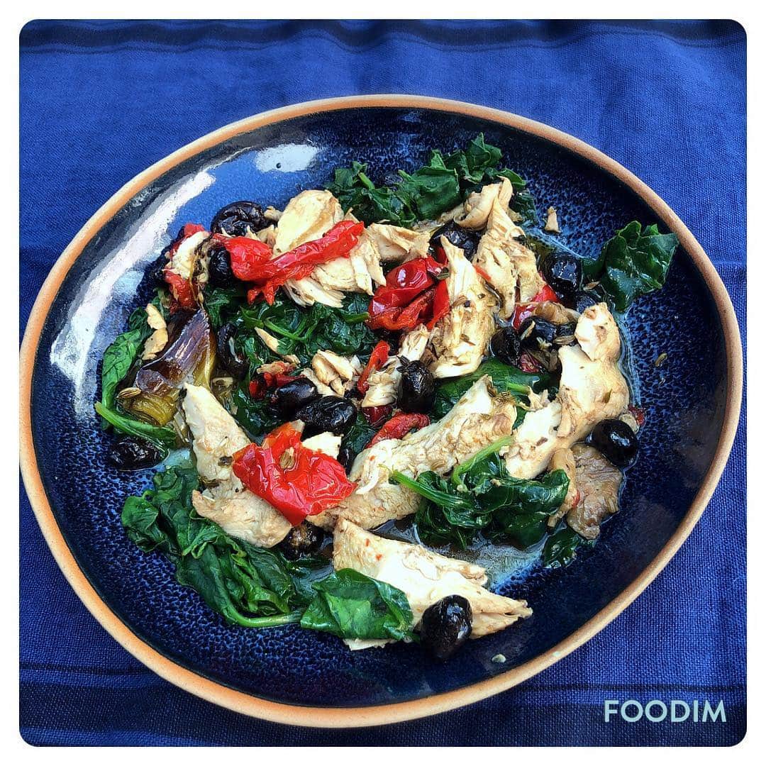 ナイジェラ・ローソンさんのインスタグラム写真 - (ナイジェラ・ローソンInstagram)「Made Italian Roast Chicken for Tuesday dinner, and my lunch today is the leftovers - inc olives, leeks, red peppers and lemony juices - with spinach. And to get the recipe for Italian Roast Chicken with Peppers and Olives, proceed as follows: tap on my name, which will take you to a page that has a link on it that says www.nigella.com/instagram. When you click on this link, it will take you to a page of photographs: click on the photograph of the recipe in question!」3月29日 23時56分 - nigellalawson