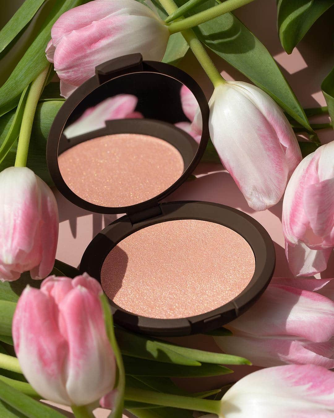 BECCAさんのインスタグラム写真 - (BECCAInstagram)「Spring is in bloom, so give your skin the glow with Pressed Highlighter in Rose Quartz🌹✨ - a neutral pale pink with soft gold pearl. Tap to shop that #BECCAGlow!」3月29日 23時59分 - beccacosmetics