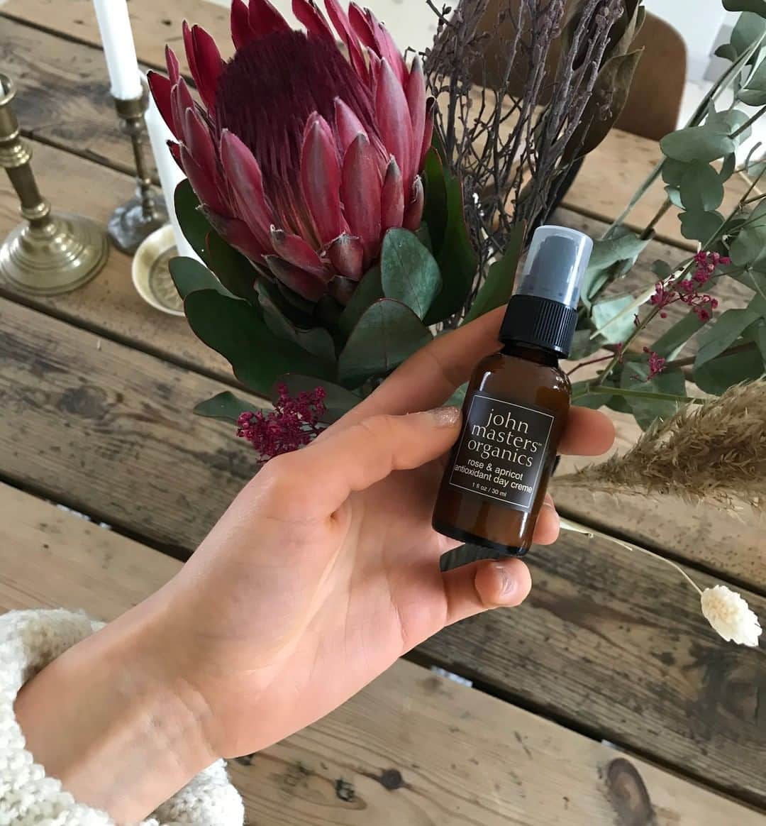 John Masters Organicsさんのインスタグラム写真 - (John Masters OrganicsInstagram)「Idéen bag John Masters Organics startede helt tilbage i 1994. Dengang fik vores grundlægger, John Masters, den dengang banebrydende idé at arbejde med naturen som den primære kilde til ren skønhed 🌾 ⁣ ⁣ Lige siden dengang har vi hos John Masters Organics arbejdede indgående med at anvende naturens ressourcer til at skabe bæredygtig og økologisk hud- og hårpleje, der får din naturlige skønhed til sin ret. Det mener vi, at der er masser af fremtid i - og derfor bliver vi hver dag ved med at yde vores ypperste, for at tilbyde jer det allerbedste 🌱⁣ ⁣ #johnmasters #johnmastersorganics #jmo #greenbeauty #goorganic #planorganic #organicbeauty #organiccosmetics #hudpleje #økologi #økologiskhudpleje #naturligmakeup #naturlighudpleje #organicskincare #bæredygtighed」3月30日 0時00分 - johnmastersorganics_denmark