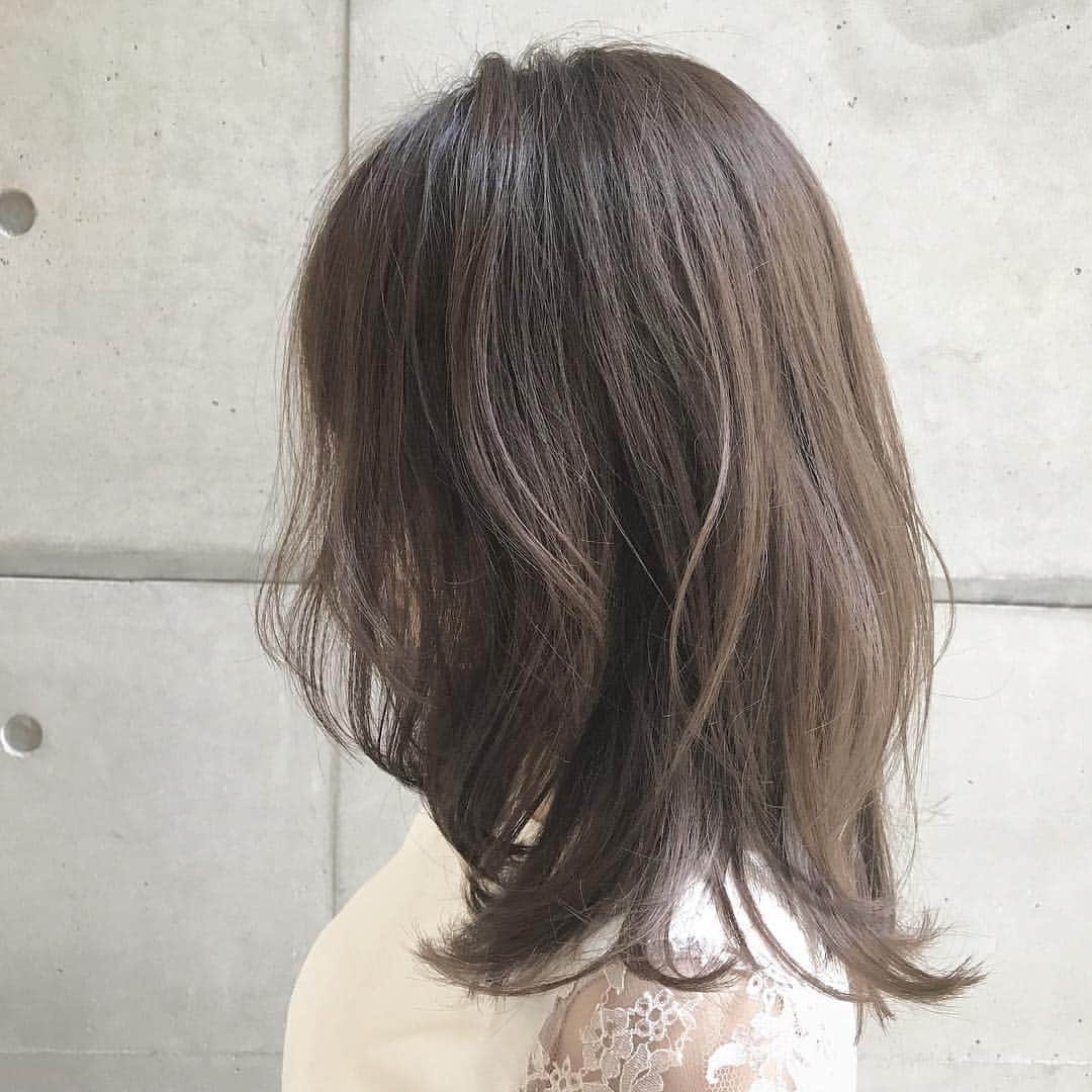 diptyMOILA diptyMOILA さんのインスタグラム写真 - (diptyMOILA diptyMOILA Instagram)「スタイリスト濱岡 @d_hamaoka の 4月からのご予約について🍀 . ✨土曜日 〜19時（✂︎最終18時)まで  お受け出来ます！ . ✨月曜日もご予約可能です！ (お電話又はDMよりご連絡ください💌) . よろしくお願いいたします🌱 . 【スタッフ募集】(あと１枠です！) 新店舗オープンも控えております！ 詳細は@diptymoila の募集投稿をご覧ください✨ . . #トリートメント #ツヤ髪 #diptymoila #ディプティモイラ #美容室 #大阪 #心斎橋 #南船場 #ホリスティックカラー #ノンダメージサロン #キラスイ #ミネコラ #外ハネボブ #レイヤー #大人ショート ＃お客様スナップ #follow4follow #外国人風ハイライトカラー #煌水 #ベージュ #女性スタイリスト #美容学生 #アシスタント募集 #スタイリスト募集 #リクルート #エレクトロン #春カラー」3月30日 0時01分 - diptymoila917