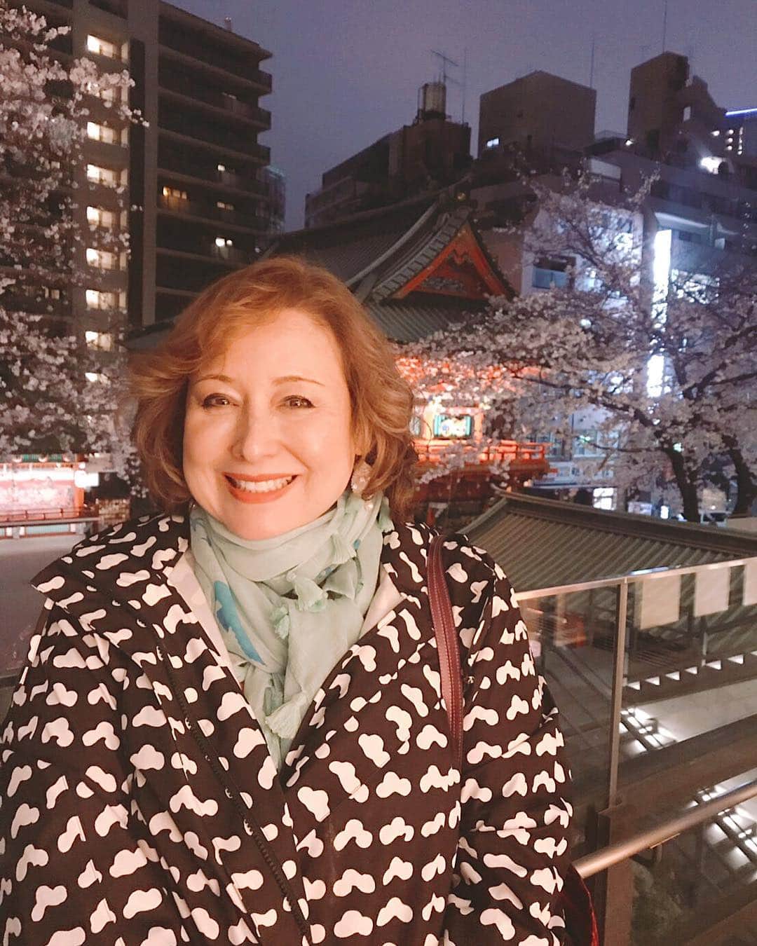 キャシー中島さんのインスタグラム写真 - (キャシー中島Instagram)「* 鎌倉から神田明神ホールにきました。  満開の桜を見てから ダイアモンド・ユカイさんの ロックコンサートを見ました。  終わった後にユカイさんとパチリ！ すごくかっこいいロックコンサートで 私もノリノリ踊ってしまいました💃」3月30日 0時04分 - official_kathynakajima