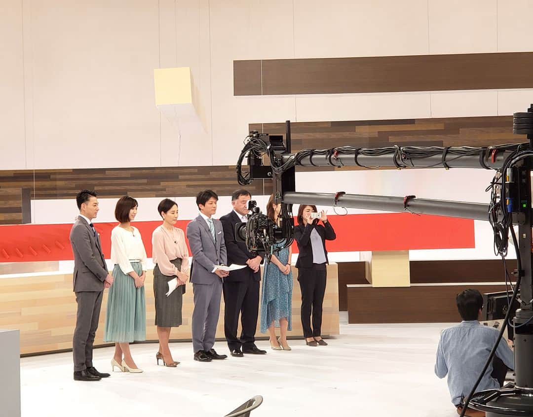 フジテレビ「プライムニュース イブニング」さんのインスタグラム写真 - (フジテレビ「プライムニュース イブニング」Instagram)「平日の「プライムニュース　イブニング」は、昨日の放送が最終回となります。 ﻿ 一年間、本当にありがとうございました。 ﻿ これからも、フジテレビをどうぞよろしくお願いいたします！！ ﻿ ﻿ ﻿ #倉田大誠 #反町理 ﻿ #島田彩夏 ﻿ ブラウス @sybilla_japan_official ﻿ ピアス・ネックレス @follifollie_japan ﻿ #プライムニュースイブニング ﻿ #木村拓也 #海老原優香 #酒井千佳 #中川真理子 #小澤陽子﻿ #上中勇樹 #今湊敬樹 #フジテレビ #アナウンサー ﻿ 公式HP：http://www.fujitv.co.jp/prime_evening/」3月30日 0時17分 - livenews_it