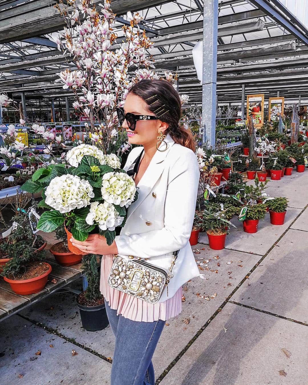 Anniさんのインスタグラム写真 - (AnniInstagram)「„Flower Shopping is always a good idea“ #happyfriday 💁🏻‍♀️🌸💕*Anzeige {Outfit is up on my Blog} ☀️🌸✨ http://liketk.it/2ANjq ——————————————————————————— • • • • •  #outfit #fashion #fashionblogger #ootd  #shopbop #fashionblogger_de #blogger #inspiration #inspo #girl #me #look #ig #kissinfashion #americanstyle #stuttgart #gucci #marcjacobs #tumblr #pinterest #liketkit」3月30日 0時07分 - annaleacosta