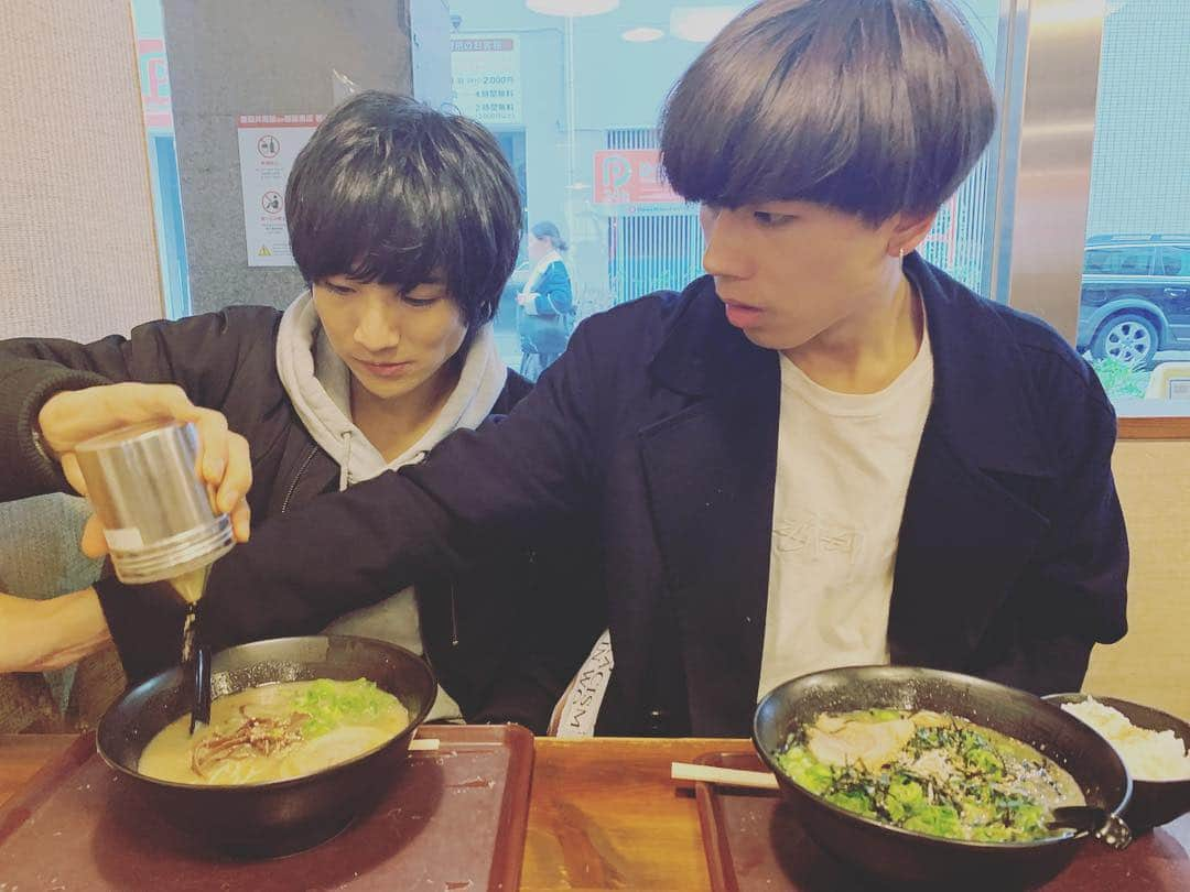 BOYS AND MENさんのインスタグラム写真 - (BOYS AND MENInstagram)「福岡の帰りにラーメン🍜を食べました😊 2人とも胡麻が大好きみたいです。笑  #ボイメン #本田剛文 #吉原雅斗 #何にでも胡麻かけるそうです #吉原は無心でかけていました笑 #博多ラーメン  #バリはやzipフェス #来てね」3月30日 0時08分 - boysandmen_official