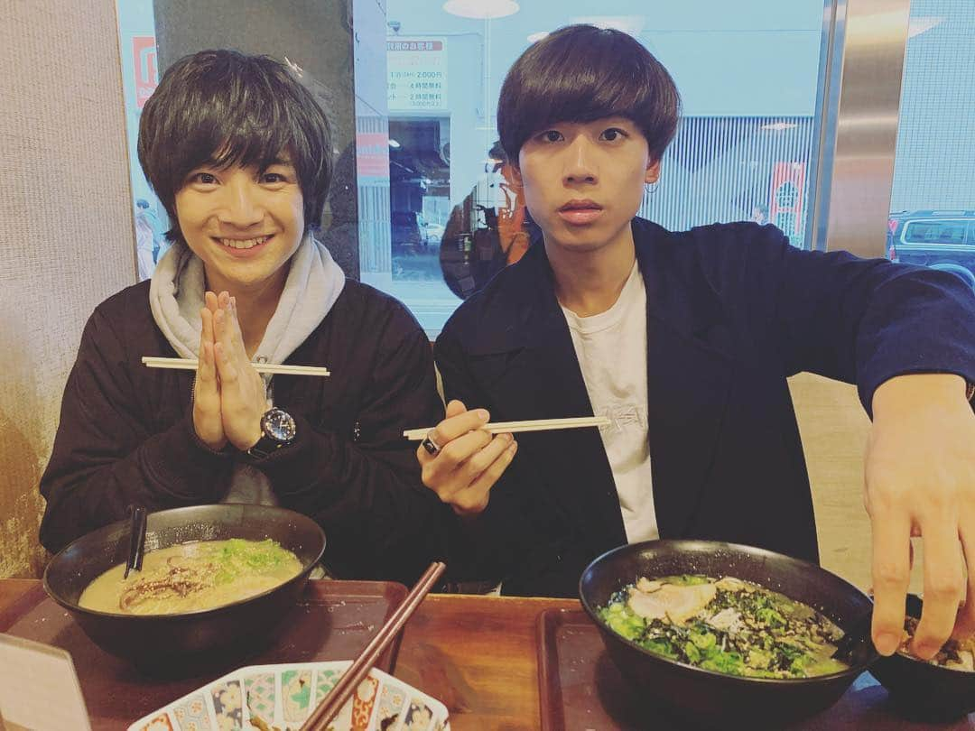 BOYS AND MENさんのインスタグラム写真 - (BOYS AND MENInstagram)「福岡の帰りにラーメン🍜を食べました😊 2人とも胡麻が大好きみたいです。笑  #ボイメン #本田剛文 #吉原雅斗 #何にでも胡麻かけるそうです #吉原は無心でかけていました笑 #博多ラーメン  #バリはやzipフェス #来てね」3月30日 0時08分 - boysandmen_official