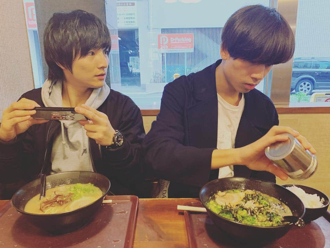 BOYS AND MENさんのインスタグラム写真 - (BOYS AND MENInstagram)「福岡の帰りにラーメン🍜を食べました😊 2人とも胡麻が大好きみたいです。笑  #ボイメン #本田剛文 #吉原雅斗 #何にでも胡麻かけるそうです #吉原は無心でかけていました笑 #博多ラーメン  #バリはやzipフェス #来てね」3月30日 0時08分 - boysandmen_official