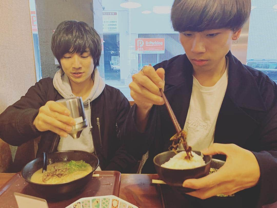 BOYS AND MENさんのインスタグラム写真 - (BOYS AND MENInstagram)「福岡の帰りにラーメン🍜を食べました😊 2人とも胡麻が大好きみたいです。笑  #ボイメン #本田剛文 #吉原雅斗 #何にでも胡麻かけるそうです #吉原は無心でかけていました笑 #博多ラーメン  #バリはやzipフェス #来てね」3月30日 0時08分 - boysandmen_official