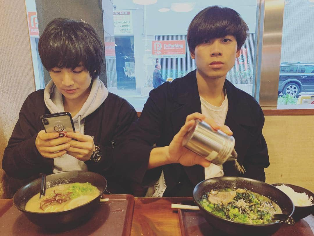 BOYS AND MENさんのインスタグラム写真 - (BOYS AND MENInstagram)「福岡の帰りにラーメン🍜を食べました😊 2人とも胡麻が大好きみたいです。笑  #ボイメン #本田剛文 #吉原雅斗 #何にでも胡麻かけるそうです #吉原は無心でかけていました笑 #博多ラーメン  #バリはやzipフェス #来てね」3月30日 0時08分 - boysandmen_official