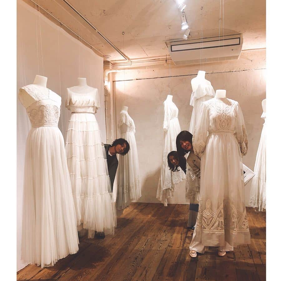 菅原沙樹さんのインスタグラム写真 - (菅原沙樹Instagram)「@maisonsuzu のドレス展へ。 もしもまたドレスを着る機会があるならば、と、ついつい考えてしまうほど、素敵なドレスと写真たちでした🙄💭🧡 at Light box studio aoyama 東京都港区南青山5-16-7 ~31日まで。 #maisonsuzu」3月30日 0時10分 - saki313apo