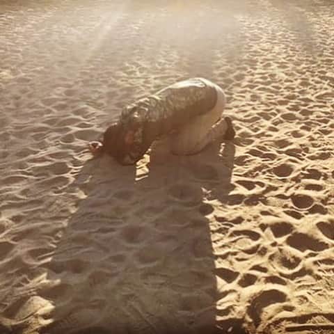 石塚祐輔さんのインスタグラム写真 - (石塚祐輔Instagram)「年度終わりということで…  久しぶりの投稿です。 みなさん、お元気ですか？  近況報告…？をしようかと思います。  春は出会い、別れの季節。 さて、私はと言いますと、現在は茨城県にある、「美浦特別支援学校」の講師として1年2ヶ月ほど働かせて頂いています。来年度も継続して、働かせていただける予定となっております。 たまに「まだ走ってる？」や「どこで走ってるの？」などの質問を受けるので考えてみたら… 今どこにいて何をしてるかなど、お話しできていない方が沢山いると思い、投稿しています。  経緯を話せば長くなりますが… 教育現場を目指していた私に声をかけて下さった方がいらっしゃって、働くこととなりました。  陸上競技はというと、今はトレーニングなどはしておりません。 たまに、地元の高校生や、個人的な依頼で走り方や、かけっこなどを教えさせていただいています。そこでデモンストレーションなどを見せるために動かなくてはと思ってはいるのですが… 少しずつ運動はしていこうと思います！ 有難い事に、来年度もお誘いがあり、陸協登録などはさせていただきます。タイミングをみて競技場に現れたいと考えています。その際は快く受け入れていただけたらと思います。 少し距離を置いて見ている陸上競技は「良いな」と思うばかりです。やはり競技が出来ることは本当に幸せなことだなと感じる日々です。 しかし、今の生活を選んだことに後悔してることではなく、今のこの生活で何が出来るかを考え行動していこうと考えています。  陸上競技も続々とシーズンインしていますね。 なぜかドキドキしたりワクワクしている気持ちがあります。 走っている姿を見ていただけるかは分かりませんが、お世話になった方々にまたお会いできる日を楽しみにしています。 来年度は色んな試合に顔を出せたら良いなと思っております。 見かけた際はお声かけ、宜しくお願いします。  長くなりましたが、近況報告とさせていただきます。  最後まで読んでいただき、ありがとうございました！ #trackandfield #mizuno #近況報告 #感謝 #ありがとうございます #春 #ご挨拶」3月30日 0時25分 - yusuke_ishitsuka3939
