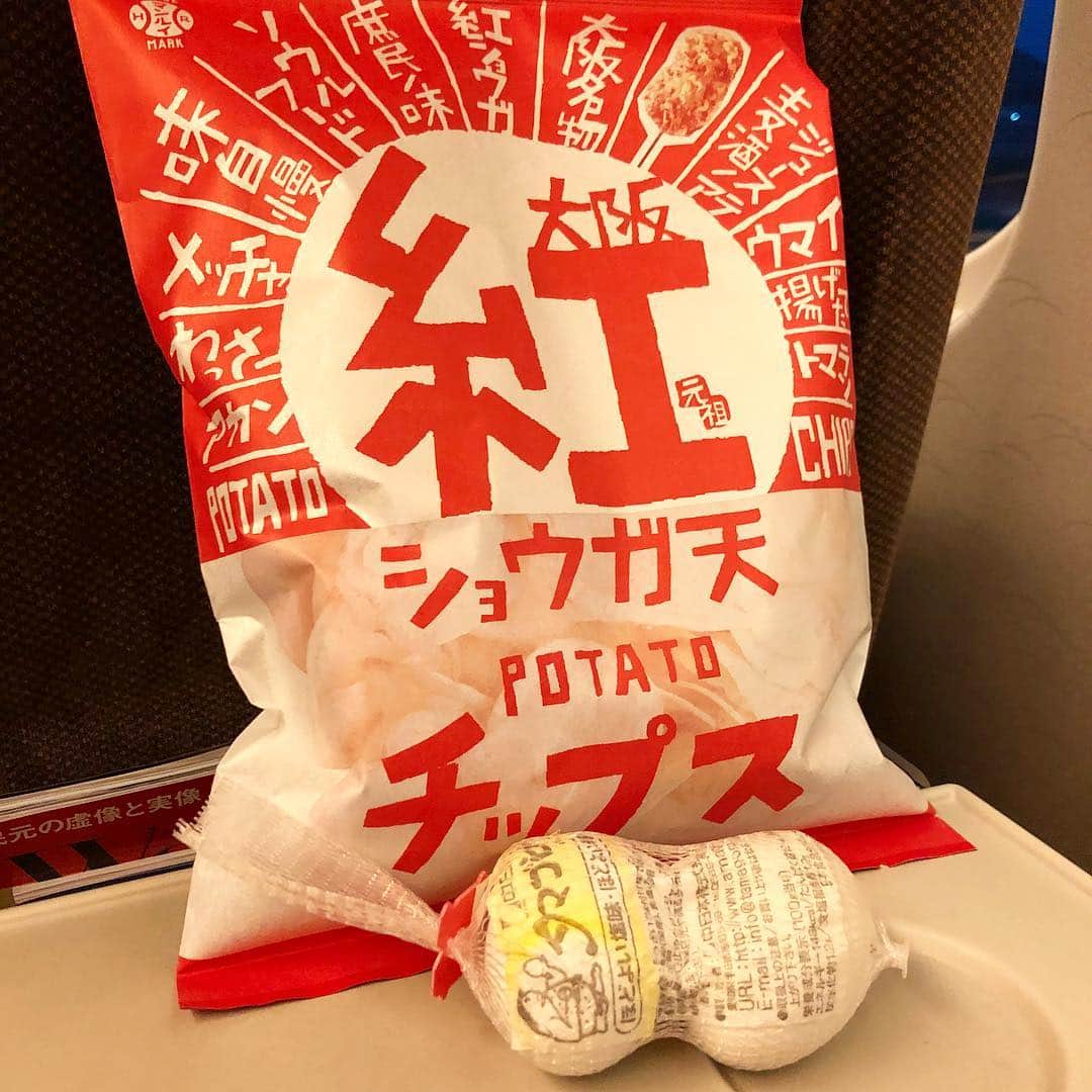 山本浩未さんのインスタグラム写真 - (山本浩未Instagram)「遠征帰り、新大阪駅のキオスクで思わずジャケ買い😝 #大阪紅ショウガ天ポテトチップス  と#タマゴロウ  ヤバイ、好き🤪💕 #新大阪駅 #キオスク」3月30日 0時20分 - hiromicoy