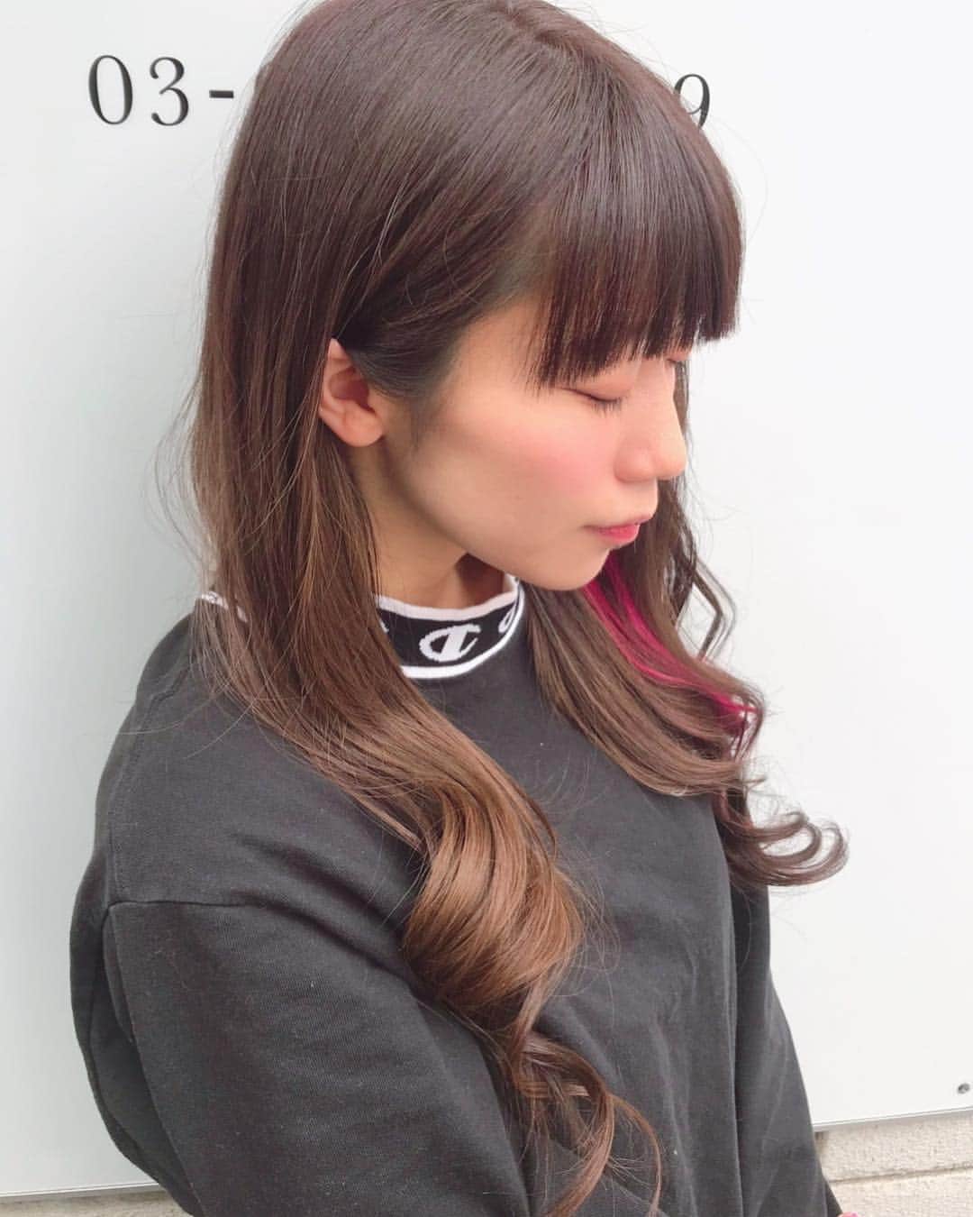 ぱいぱいでか美のインスタグラム：「来週にはもう『大恋愛体質』もリリースなので！ Spicaでヘアメンテして頂きました❤︎ ꙳ #spica #hairsalon #原宿 #haircolor #innercolor #treatment #前髪カット ꙳ アッシュグレーにバイオレット足してインナーはドPINK！が ぱいぱいでか美の定番で退色も含めて綺麗で最高なんですが 前回のメンテからの退色した部分の色味が好きすぎて そっち基準に合わせて今回はやってもらいました！ なのでいつもよりちょっと明るめかな。 そしてその色味に合わせてインナーのピンクもいつもより軽めのお色入れてもらいました❤︎✟ 前髪はいつも通り微妙〜〜〜にラウンド気味に切ってもらってます！ のびっのびだったからスッキリ☻ 担当は中田さんです！ありがとうございます！ たまにDMとかで髪の毛に関する質問頂くんだけど 絶妙な色味にしてもらってるからやっぱSpica行って 「ぱいぱいでか美みたいにしてください！」 って大きい声で言うのが一番早いよ！できるだけ大きい声で。 お近くの方はSpicaおすすめです☻ . ぱいぱいでか美withメガエレファンツ『大恋愛体質』発売いよいよ来週！ 4/3リリースなので所謂フラゲ日が4/2で そこから怒涛のリリイベが始まるのですが 絶対バタつくから今日メンテ行けてよかった！ ハイライトの「CDが出ます！」のところチェックしてね。 連日の告知失礼します！ 管理人さん貴重なスペースありがとうございます！」