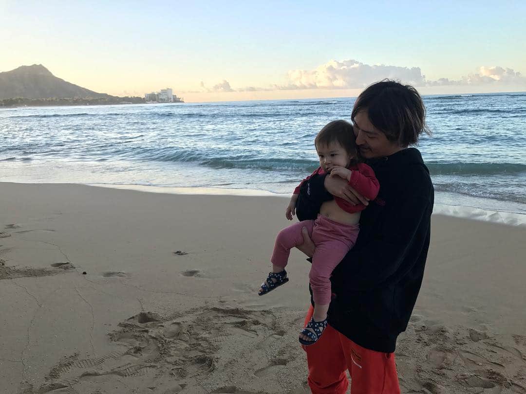 Ryota さんのインスタグラム写真 - (Ryota Instagram)「It was the first time I went to the sea with my family!! I was excited to swim with my daughter, but she didn't want to go in. Maybe next time🏝🏊🏻🍼 このアメリカツアーも残り2本...！ 今回も最高の仲間に出会えたり一日一日がほんと濃厚な日々やったな〜。」3月30日 0時33分 - ryota_0809