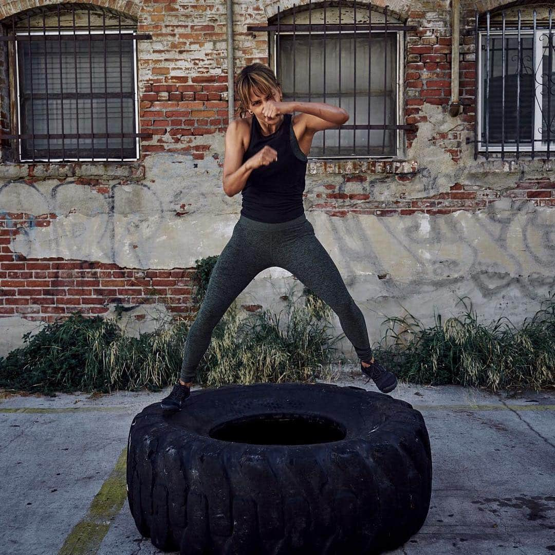 ハル・ベリーさんのインスタグラム写真 - (ハル・ベリーInstagram)「It’s #FitnessFriday - who’s ready to get to work!? This week we bring out one of my favorite toys … the giant tire. I love using unique equipment that offers several workout variations and keeps exercise interesting. Not ONLY do tire workouts effectively challenge you, bringing out the badass warrior that you are, they are the perfect way to work on both physique AND cardio. Does it get any better than that?? Head to stories for 4 tire based exercises that will give you a full body workout. P.S. We found these tires in an old junkyard, so no excuses ;)」3月30日 0時27分 - halleberry