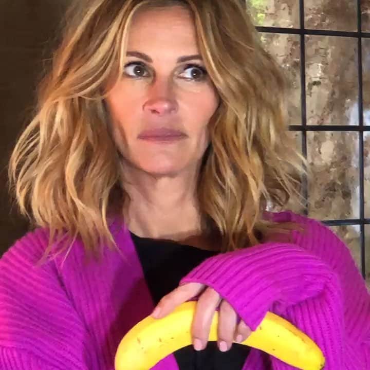 ジュリア・ロバーツのインスタグラム：「Hello?  Happy Faux Boom Friday! 🍌」