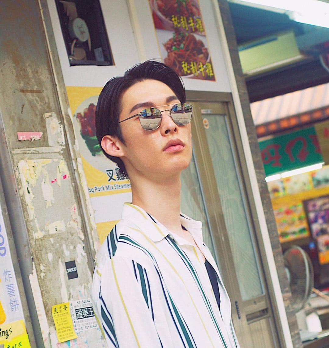 のインスタグラム：「A refined square aviator silhouette crafted with 18-22 carat white gold-plated titanium and precious lenses,  emanating a subtle sense of luxury . . . #DearKowloon #LFSS19 #lindafarrow #fashionaccessories #eyewear  Photography: @spitgan_magazine」
