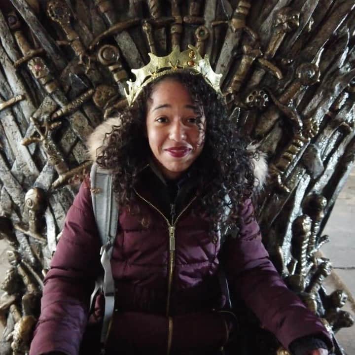 のインスタグラム：「Behold, mere mortals: the "Queen of Queens." ⚔️ Watch Melanie Joaquín explain how she found the last hidden 'GoT' Iron Throne at our link in bio. 📸: HBO/Aramique Krauthammer」