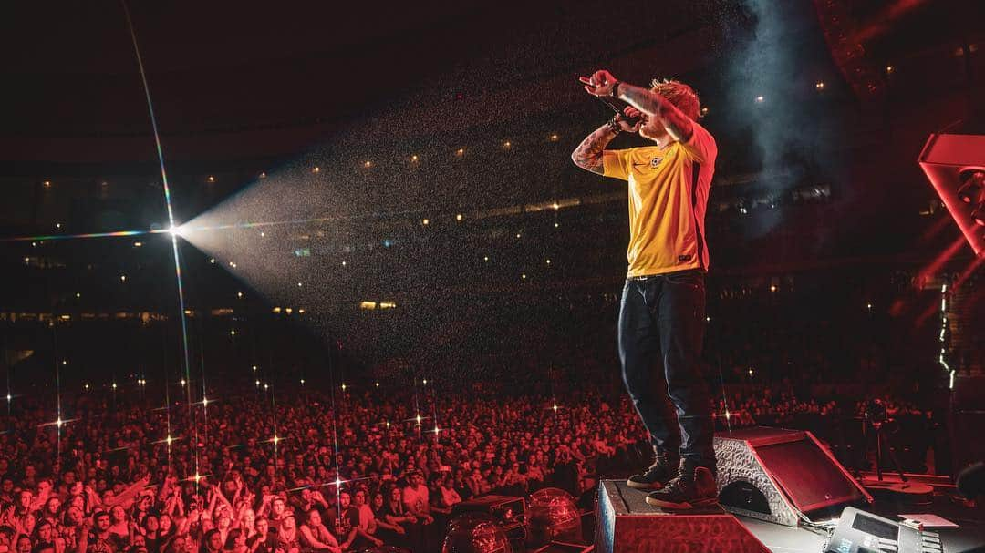 エド・シーランさんのインスタグラム写真 - (エド・シーランInstagram)「Cape Town Night 2 ! 📸 @zakarywalters #dividetour」3月30日 0時31分 - teddysphotos