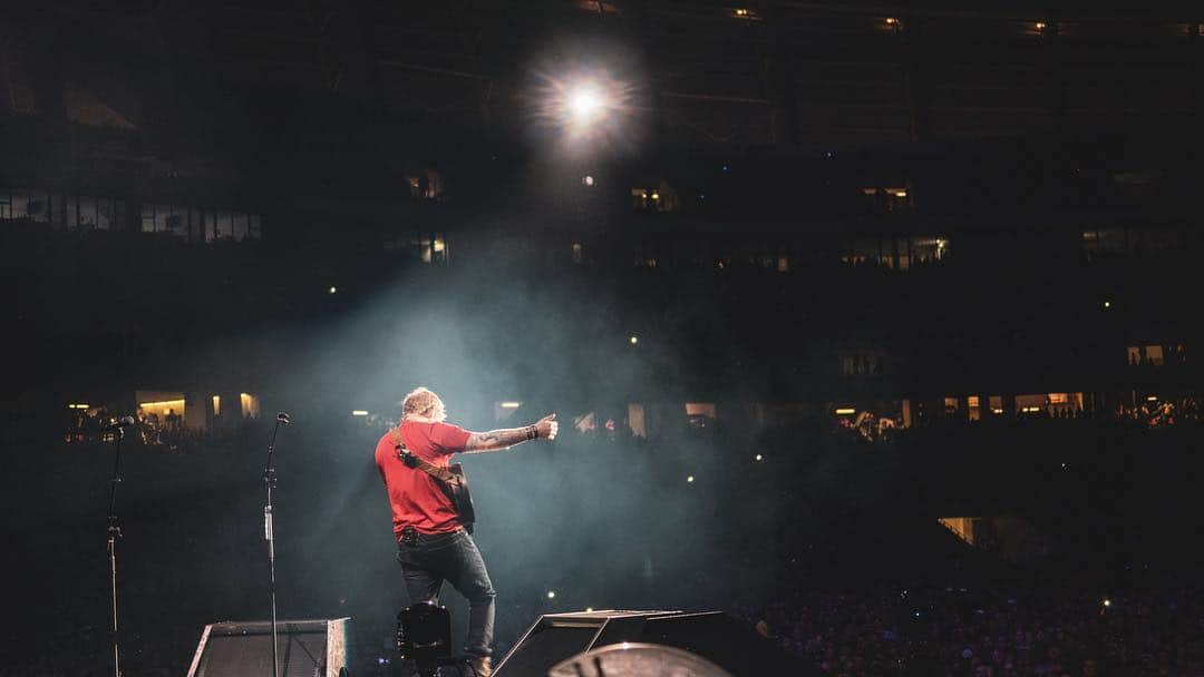 エド・シーランさんのインスタグラム写真 - (エド・シーランInstagram)「Cape Town Night 2 ! 📸 @zakarywalters #dividetour」3月30日 0時31分 - teddysphotos