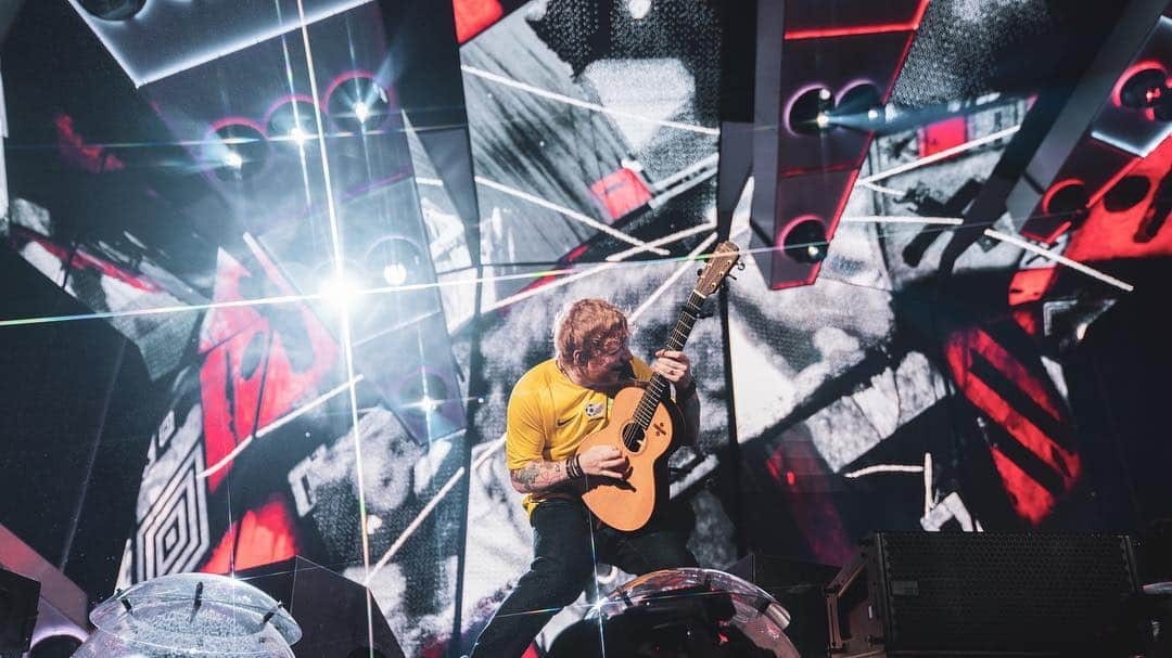 エド・シーランさんのインスタグラム写真 - (エド・シーランInstagram)「Cape Town Night 2 ! 📸 @zakarywalters #dividetour」3月30日 0時31分 - teddysphotos