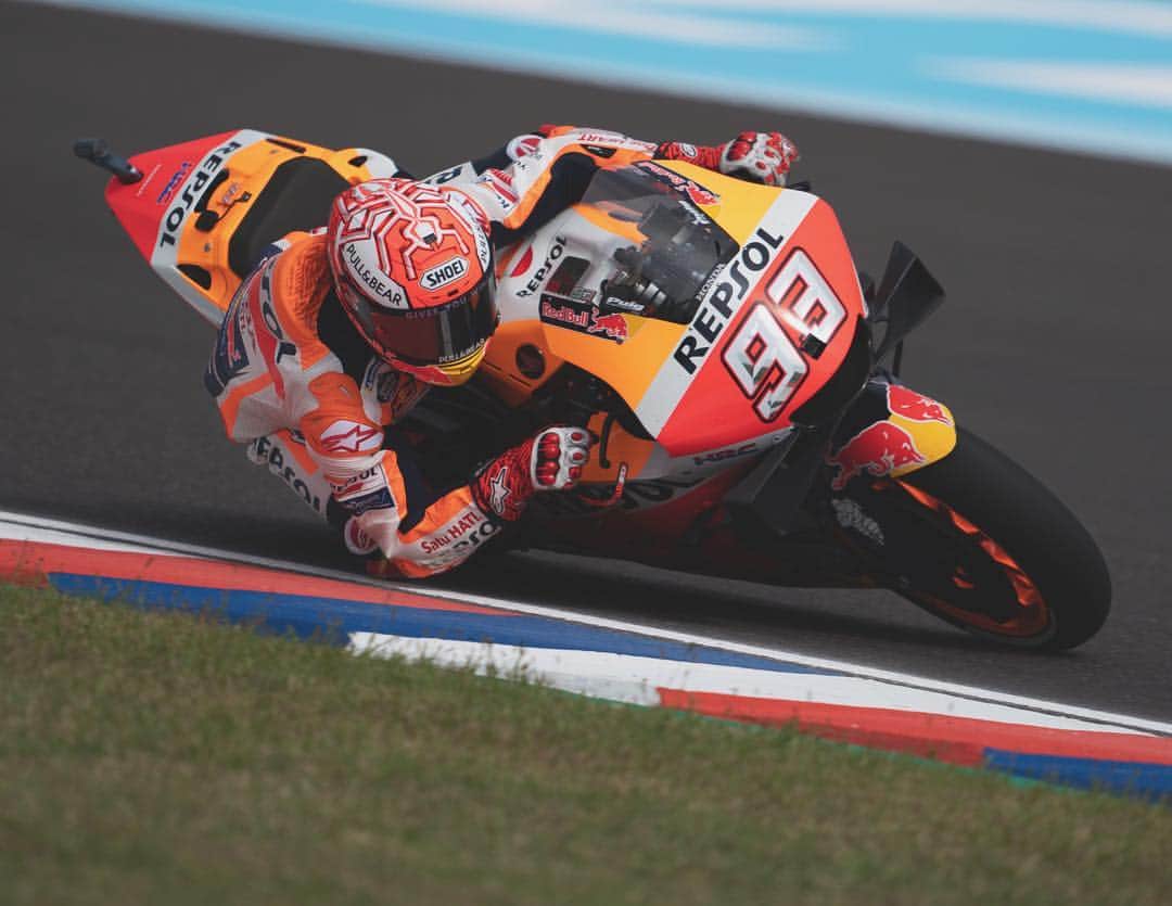 レプソル・ホンダのインスタグラム：「#ArgentinaGP FP1 ✅ ⠀⠀⠀⠀⠀⠀⠀⠀⠀ @marcmarquez93 🅿️1️⃣ #MM93🐜 ⠀⠀⠀⠀⠀⠀⠀⠀⠀ @jorgelorenzo99 🅿️1️⃣4️⃣ #JL99😈 ⠀⠀⠀⠀⠀⠀⠀⠀⠀ #25RepsolHonda #Repsol #MotoGP #Honda #Racing #RepsolHonda #HRC #RC213V #MM93 #JL99 #MarcMarquez #JorgeLorenzo #ThePowerOfDreams #Motorcycle #Argentina #Practice 🇦🇷」
