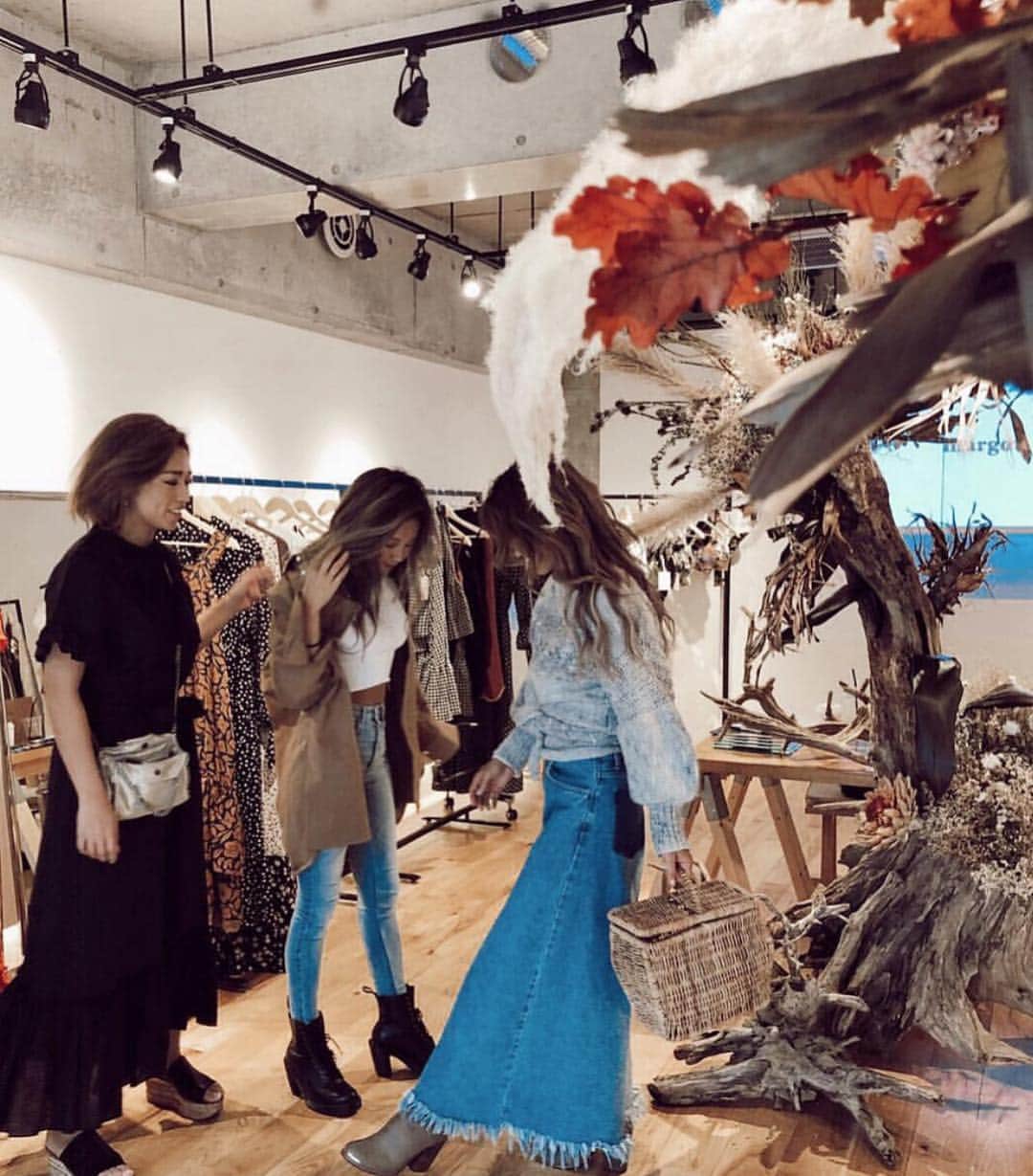 のインスタグラム：「Congrats @imaihana 🎉🎉🎉 New brand @margot_japan ❤️❤️❤️ ハナ @imaihana の新しいブランド @margot_japan の展示会にミチ @alexiastam1988 と遊びに行ってきたよーっ❤️❤️❤️ 私はロングのカーデにもなる可愛いドレスワンピちゃんをつけたんだ🥰 届くのも楽しみーっ❤️ いっぱい写真載せてるからスライドしてみてねん❤️ #exhibition #newbrand #fashion #tokyo #japan」