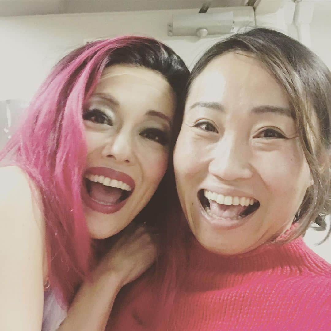 キンタロー。さんのインスタグラム写真 - (キンタロー。Instagram)「ゆっこシンシア ケータアダム しゅんさんミス.アンダースタンディング 千穐楽😭 さみしい！ オナンさんと観させて頂きました。 本当に本当に素晴らしかったです✨ 何ヶ所も涙がこみ上げました。  ダブルキャストで 同じシンシア役の 池田有希子さん  本当にお世話になりました。 舞台の大先輩でいつも明るいゆっこさんと一緒にシンシアについて話した日々。宝物です。ゆっこさん本当にありがとうございました😭  ケータアダムの POP後の ボブズキッチンで ピンポン入れすぎて 悶絶するシーン 本当に大好きだったなぁ😂😂ww  しゅんさんのsexyで力強いミス.アンダースタンディング 魂が揺さぶられました  明日は いよいよ私も千穐楽😢  #プリシラ  #priscillaqueenofthedesert」3月30日 0時38分 - kintalo_