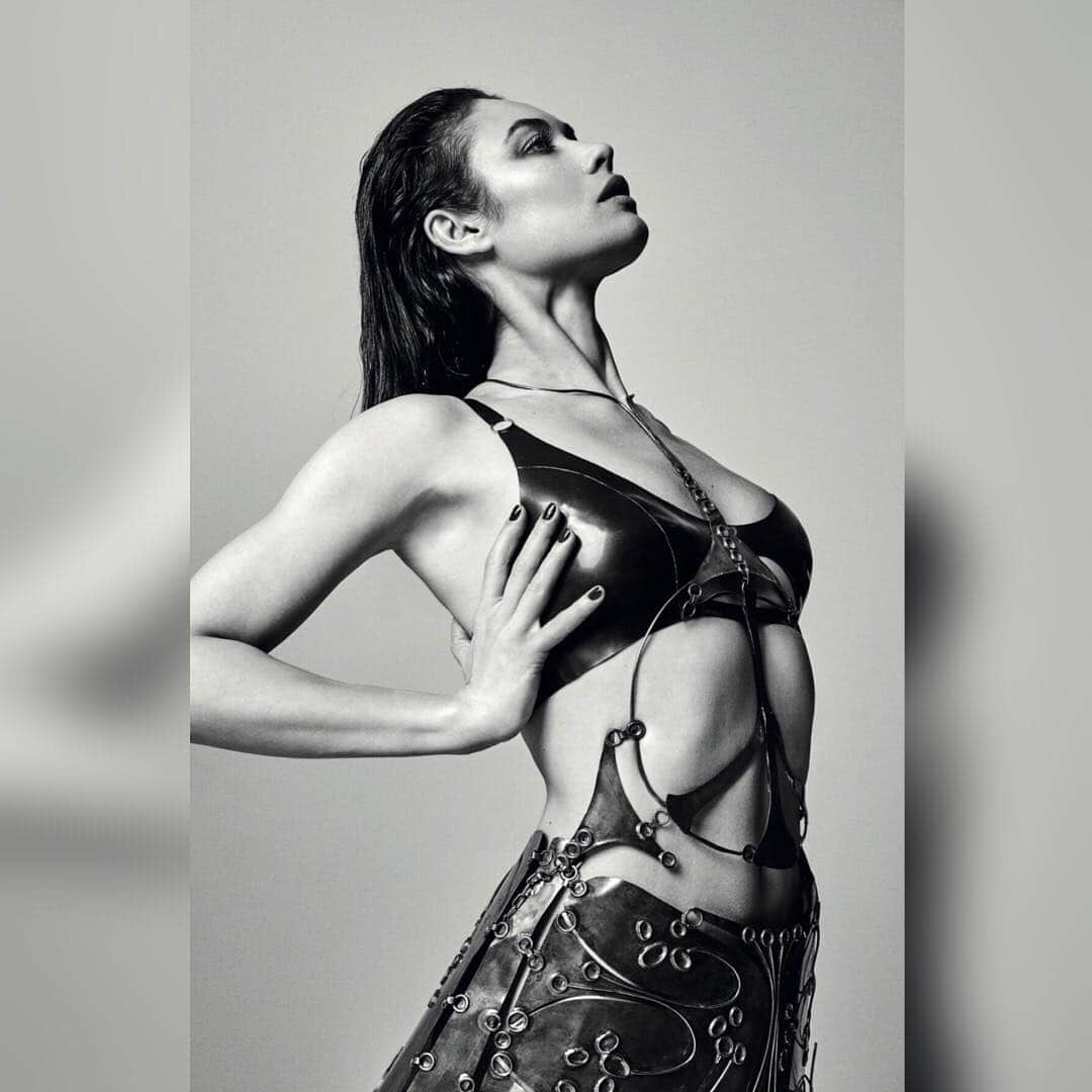 オルガ・キュリレンコさんのインスタグラム写真 - (オルガ・キュリレンコInstagram)「I've got that Friday feeling! _______________________________________________________  #FridayFeeling #Photoshoot #7000Magazine」3月30日 0時50分 - olgakurylenkoofficial