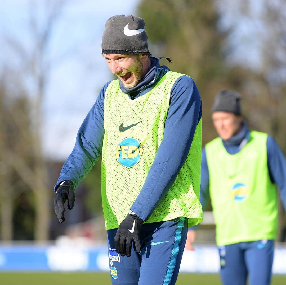 ヘルタ・ベルリンさんのインスタグラム写真 - (ヘルタ・ベルリンInstagram)「Wenn du realisierst, dass du morgen die Trainingsklamotten wieder gegen dein 🔵⚪️ Trikot tauschen darfst... 😃 #RBLBSC #endlichwochenende #friyay #tgif #gutelaune #Lusti #Berlin #hahohe #herthabsc」3月30日 0時50分 - herthabsc