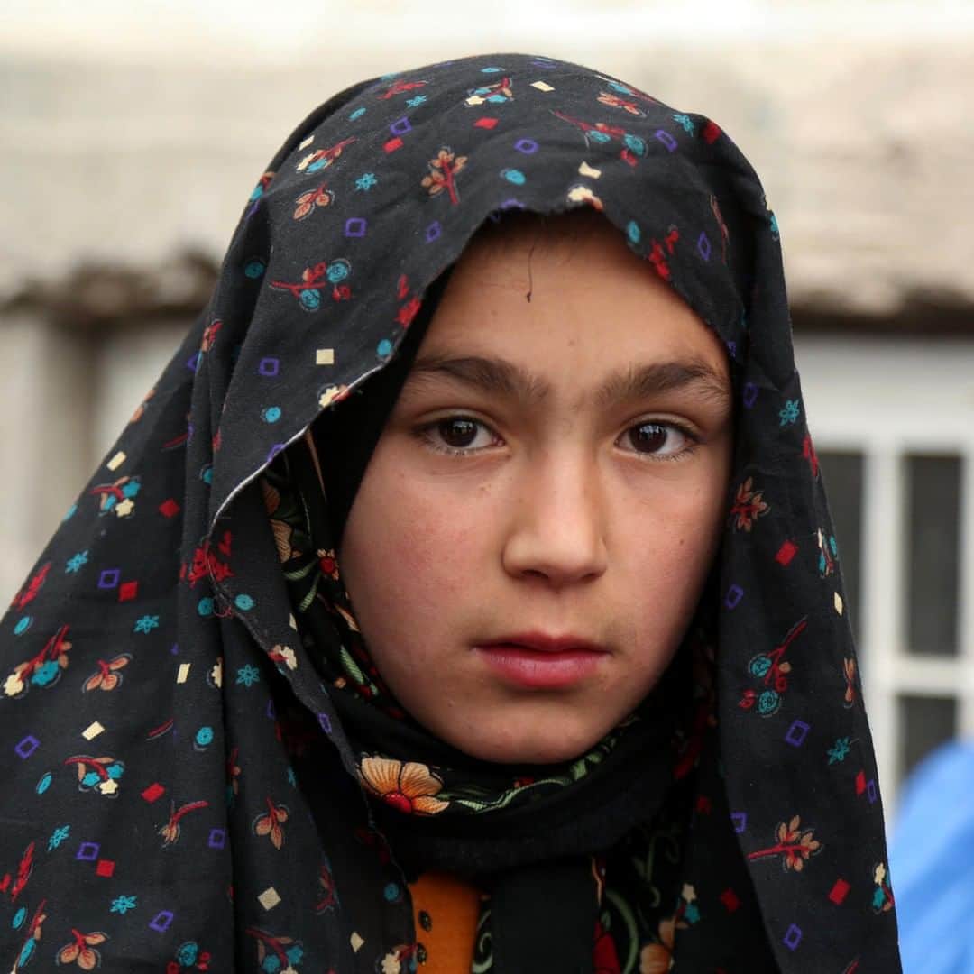 unicefさんのインスタグラム写真 - (unicefInstagram)「Shafiqa, 12, has one wish: That there would be peace in her village in #Afghanistan so she could go back to school. “I am missing my home, friends, the classroom. I dream about the day I teach in my own class and help children read and write... And I hope every day that dream will come true.” © UNICEF/UN0285286/Mohammadi」3月30日 0時45分 - unicef