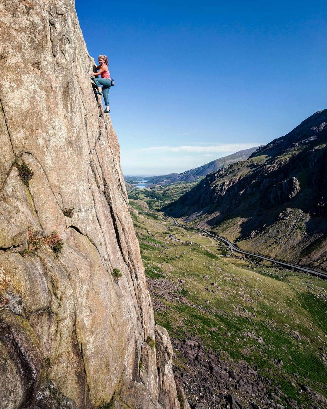 ヘイゼル・フィンドレーさんのインスタグラム写真 - (ヘイゼル・フィンドレーInstagram)「Last summer @hotachesproductions made a little film about me running in between easy solos in North Wales. Snowdonia may not be Yosemite Valley and Dinas Mot may not be El Cap and I am certainly no @alexhonnold. But we were getting bored of all that anyway right? 😉 link in bio. @blackdiamond」3月30日 0時51分 - hazel_findlay