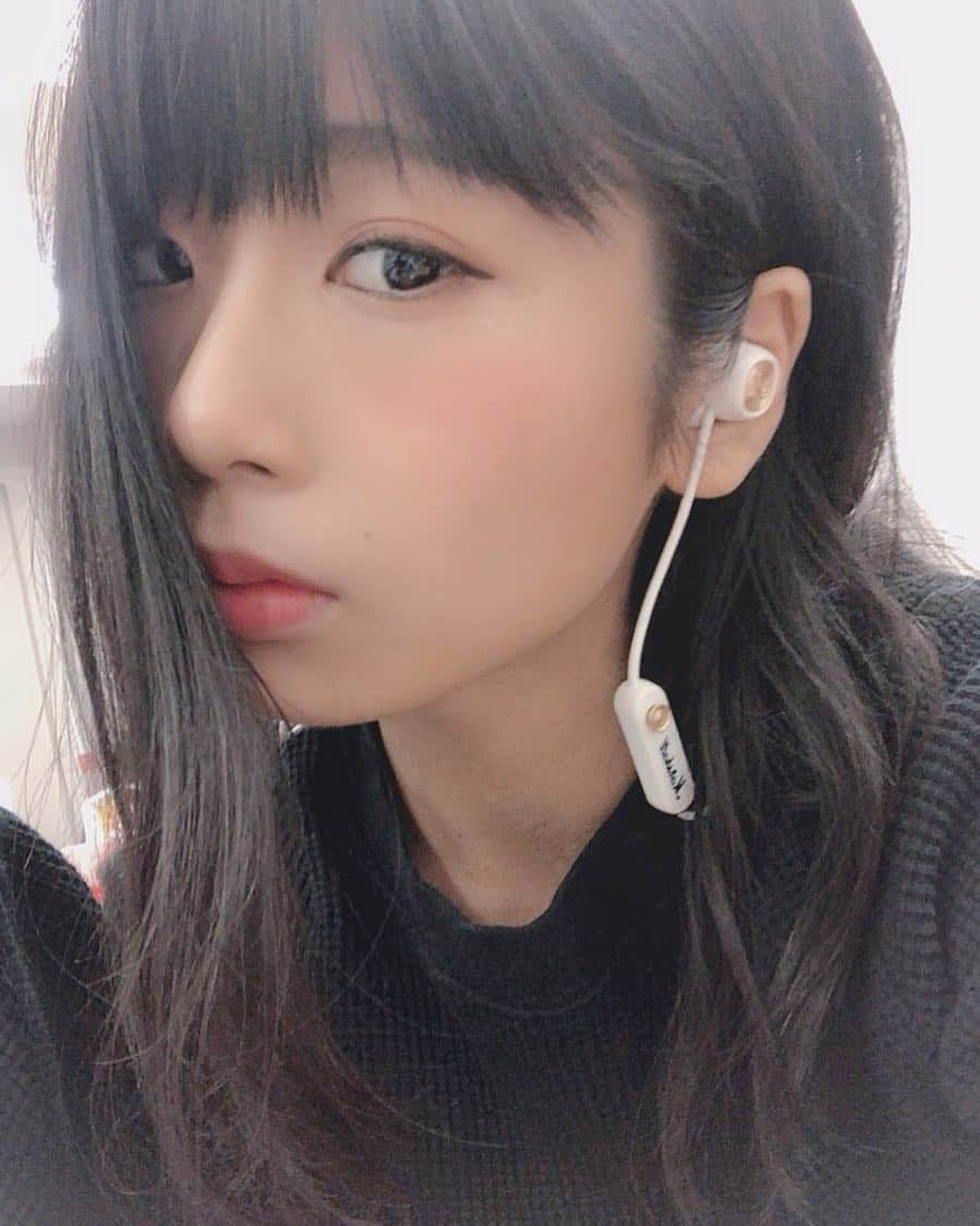 けちょんさんのインスタグラム写真 - (けちょんInstagram)「MarshallのBluetoothイヤホン「MINOR Ⅱ」よきよきのよきだあ〜。いつも黒だから白にしてみたが予想以上にかわいー🥳 ・ ・ #marshall #イヤホン」3月30日 0時51分 - ke_chon