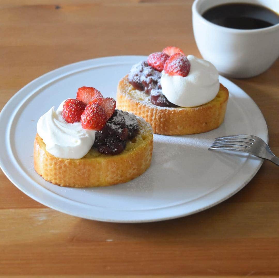 山崎佳のインスタグラム：「Today’s breakfast. 買ってあったフレンチトーストに、生クリームとあずきのせ。 今日のEテレは出演者の卒業ラッシュ。特におかあさんといっしょのよしお兄さんとりさお姉さん！大好きでしたっ！でも、娘がおかあさんといっしょの収録に当選したから今月上旬に撮影行ってきたけれど、新しいまことお兄さんとあづきお姉さんもとーっても素敵で、娘はその時からすでにあづきお姉さんラブ。来週からも楽しみです。 ゆきちゃんもスイちゃんも、メイちゃんもモモエちゃんも、クックルンの3人やまさかげも、みんなありがとう〜〜(涙)！ という話を誰かと2、3時間くらいがっつり話したい。笑」