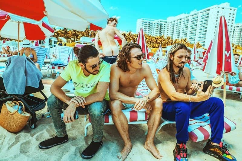 Dimitri Vegas & Like Mikeさんのインスタグラム写真 - (Dimitri Vegas & Like MikeInstagram)「When you manage to get a selfie with @lostfrequencies 🍑」3月30日 0時53分 - dimitrivegasandlikemike