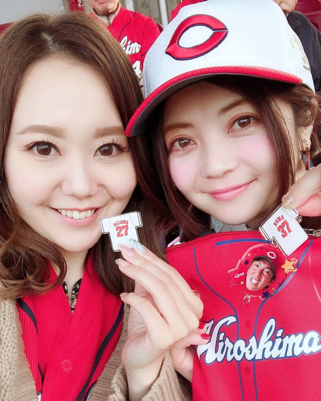 大井智保子さんのインスタグラム写真 - (大井智保子Instagram)「2019年3月29日 プロ野球開幕⚾️ . 1勝目✨こいほー🎏 . 本当に本当に見事な勝利に乾杯😆👏 ズムスタは、開幕戦なのにもう優勝が決まる試合なのかというくらいの緊張感と盛り上がり・歓声でしたよ⚾️ 8回の大瀬良投手の背中は、昨年のひと回りもふた回りも大きく見えたよね👏 . もちろん菅野投手には苦戦したけど、 新生カープで勝てたことがとにかく嬉しいです😊安部ムランをはじめ、みんなの良いところが出ていましたね✨ . 明日も楽しみじゃね♪♪新入団選手たちも見られるといいな🤗 ナイターからのデイはなかなかしんどいけん、みんな体調にはしっかり気をつけて応援たのしみましょう☺️☺️ 地元の方も遠征の方も、現地観戦も、テレビ観戦も、ラジオ観戦も、みんな今日は声が枯れたんじゃないかな😆まずは1勝、次の目標は明日の勝利☆ おつかれさまでした✨✨ いい夢みましょ😴❤️ . 今日も声かけてくださったみなさまありがとう♡いつもありがとう♡ . #プロ野球開幕 #プロ野球開幕戦 #2019329  #こいほー #開幕戦勝利 #カープ #広島東洋カープ #carp #カープ観戦 #ズムスタ #マツダスタジアム  #野球観戦 #最高  #野球女子  #新しいガチャ #ユニフォーム型クリップ #野間選手 でました。いるひと？🤚 #大瀬良大地  #水金地火木ドッテンカープ #ありがとう #感謝」3月30日 0時55分 - chihokoi