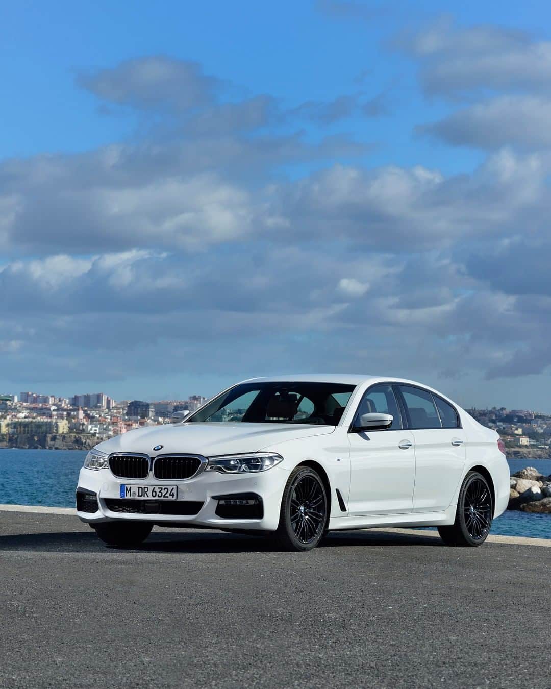 BMWのインスタグラム：「Sophistication and efficiency meet exhilaration. The BMW 5 Series Sedan. #BMW #5Series」