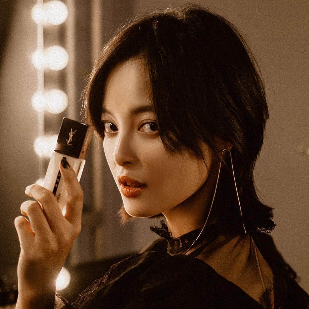 Yves Saint Laurent Beautyさんのインスタグラム写真 - (Yves Saint Laurent BeautyInstagram)「All eyes on you, and not an imperfection in sight. Be ready for your closeup in Shanghai on our IGTV, with the new season of DARE OR DARE. @xin_zhilei ALL HOURS FOUNDATION in B10 #yslbeauty #allhours #dareordare」3月30日 1時00分 - yslbeauty
