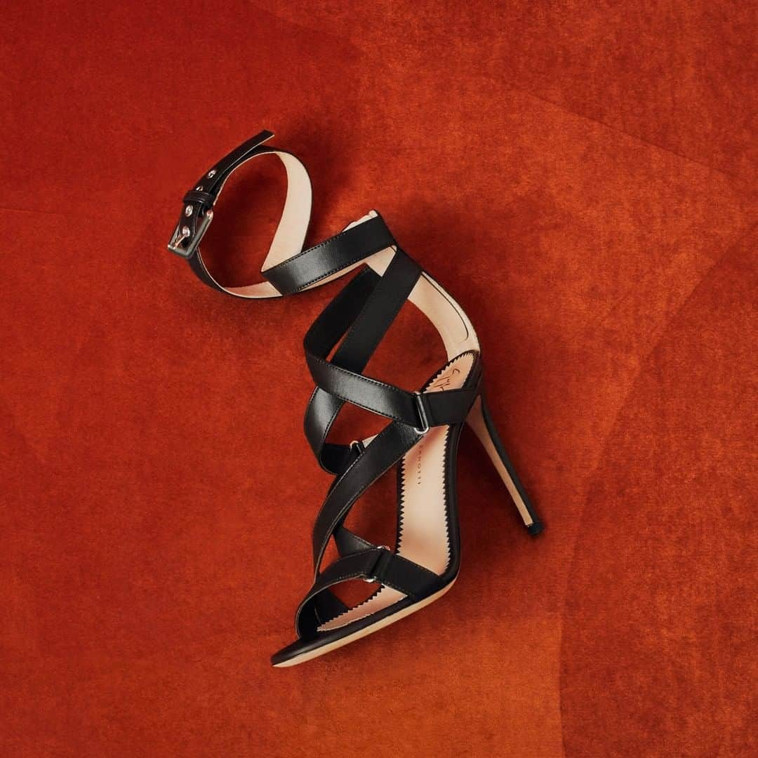 Giuseppe Zanotti Designさんのインスタグラム写真 - (Giuseppe Zanotti DesignInstagram)「One-part rock-and-roll. One-part high fashion. All parts #GiuseppeZanotti. The LARISSA. #GZSS19」3月30日 1時00分 - giuseppezanotti