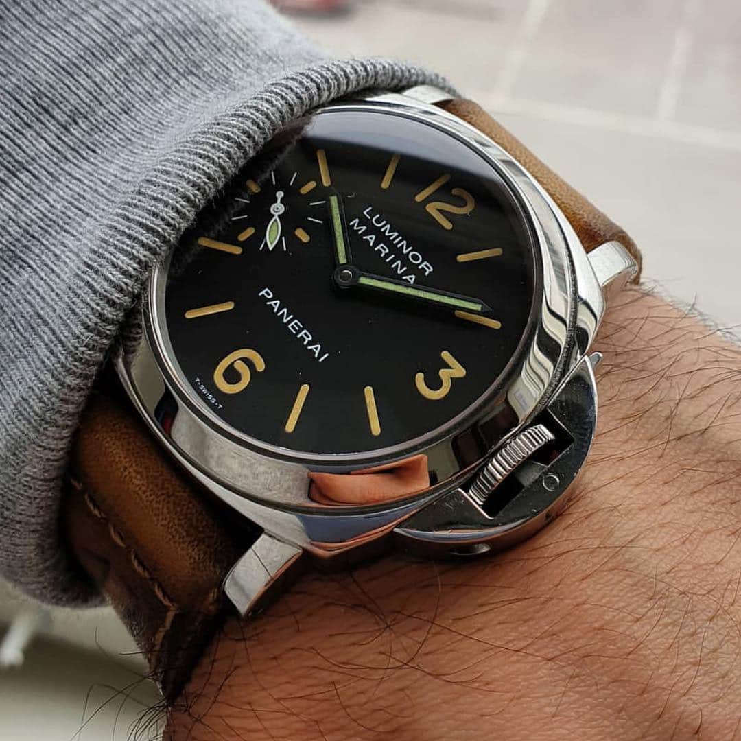 パネライさんのインスタグラム写真 - (パネライInstagram)「A beautiful example of a vintage #Panerai. This is the #PAM001 that came out in the 90’s. You can see how much the Lume on the Tritium dial has changed over the years. The hands however haven’t aged the same making it not match which is a look in itself.  Don’t see this very often. Pic by buddy @azcii #paneraicentral」3月30日 0時56分 - paneraicentral
